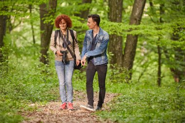 Anne ve oğlu parkta.