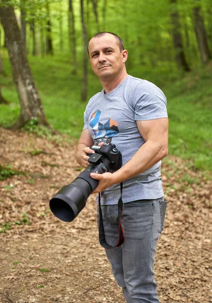 Fotograaf bedrijf camera — Stockfoto