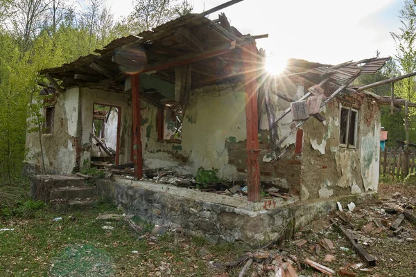 被毁的房子在森林 — 图库照片