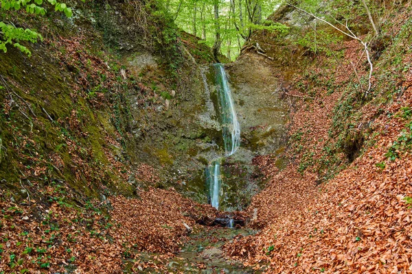 Водопад, текущий на скале — стоковое фото