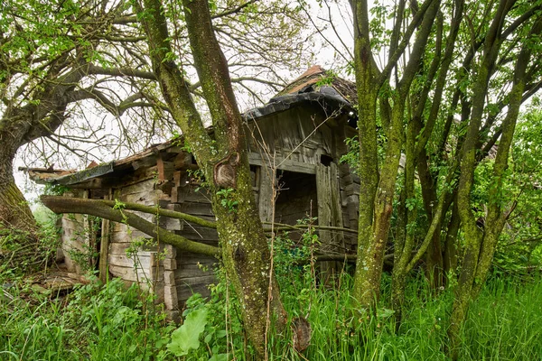 Velha casa arruinada no campo — Fotografia de Stock