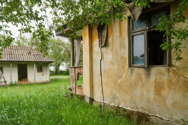 Старий зруйнований будинок в сільській місцевості — стокове фото