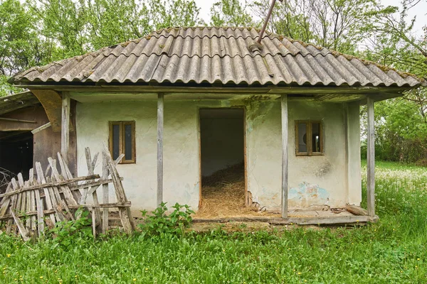 在农村被毁的老房子 — 图库照片