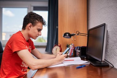 Çocuk ödevini yapıyor.