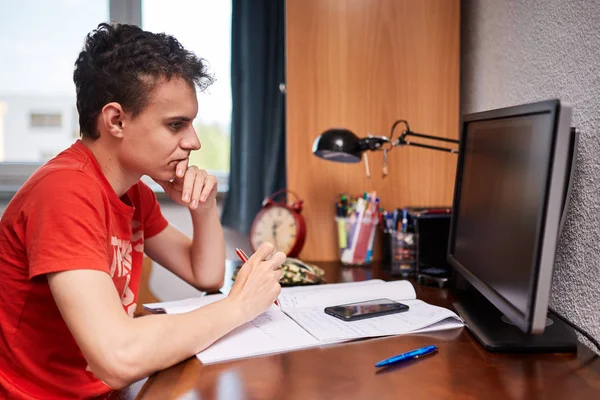 Adolescent garçon faire des devoirs — Photo