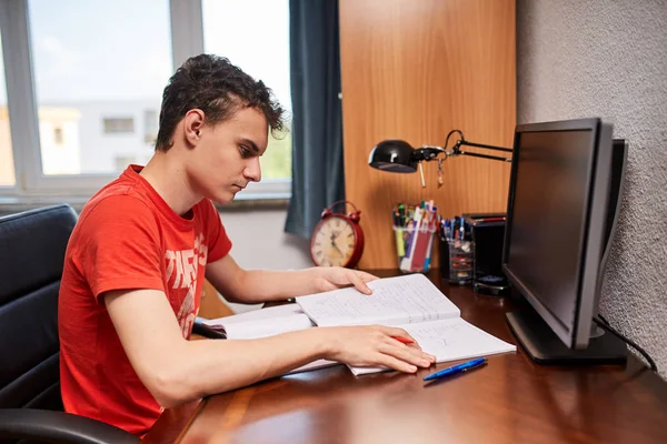 Adolescent garçon faire des devoirs — Photo