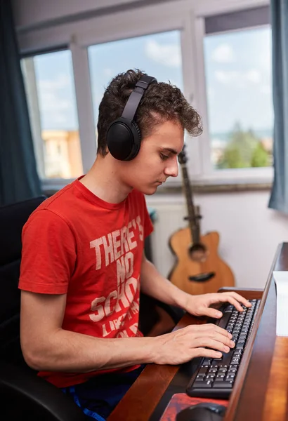 Teenager doing homework — Stock Photo, Image