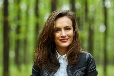 Gülümseyen genç kadın