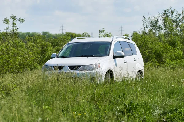 Four wheel drive car in meadow — Stock Photo, Image