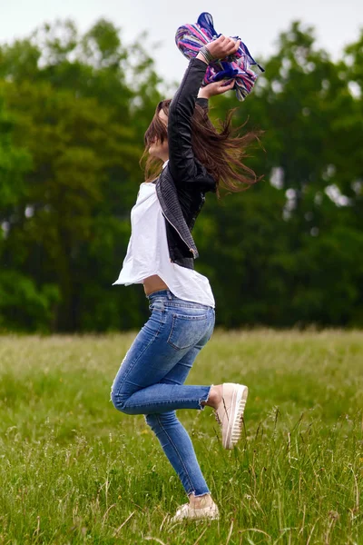 Kvinna hoppar av glädje — Stockfoto