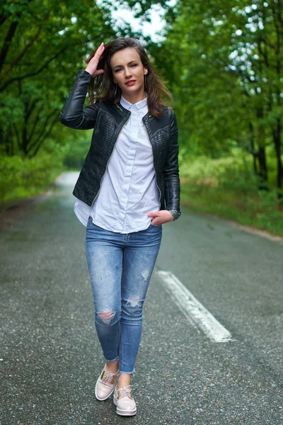 Smiling woman in park — Stock Photo, Image