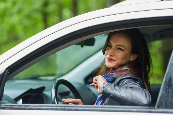 Mujer alegre en coche nuevo —  Fotos de Stock