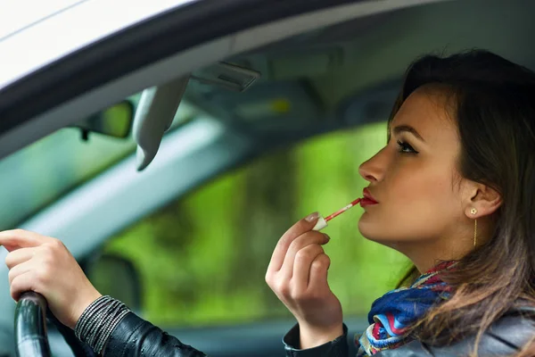 Kvinna förare tillämpa makeup — Stockfoto