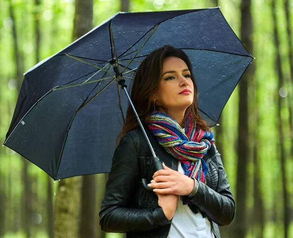 Frau mit Regenschirm im Park — Stockfoto