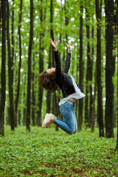 Donna che salta nel parco — Foto Stock