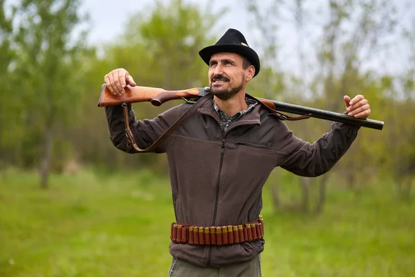 Hunter with shotgun in forest — Stock Photo, Image