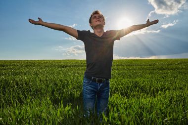 Genç Eller yayılması ile gri t-shirt