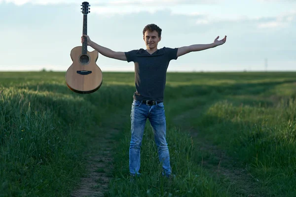 Ragazzo adolescente con chitarra — Foto Stock