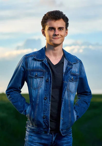 Teenager in wheat field — Stock Photo, Image