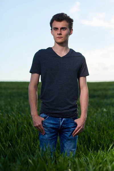 Adolescente de pie en el campo de trigo — Foto de Stock