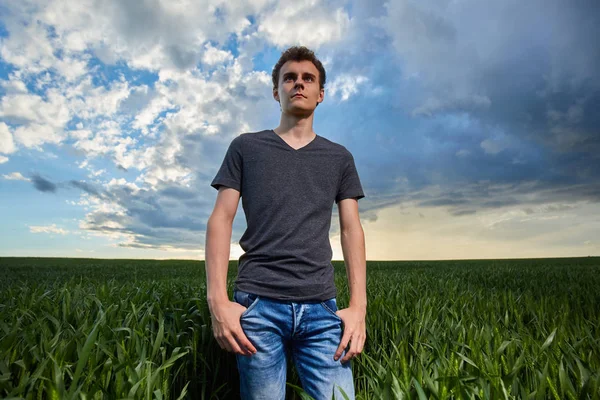 Buğday alanında duran genç — Stok fotoğraf
