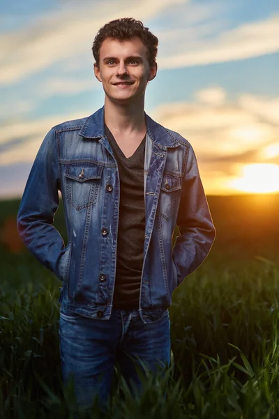 Teenager in wheat field — Stock Photo, Image