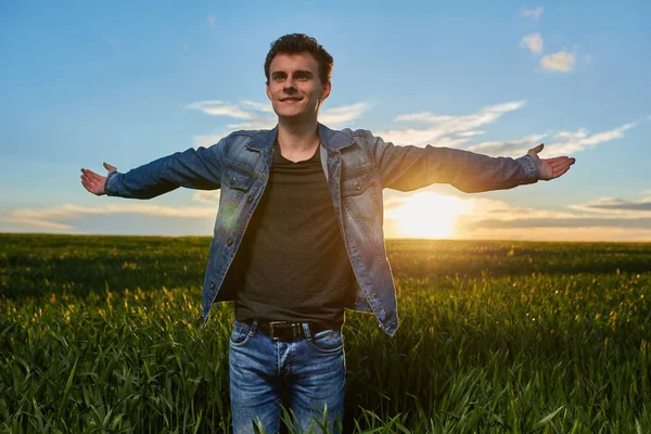 Tonåring i jeansjacka med sprida händer — Stockfoto