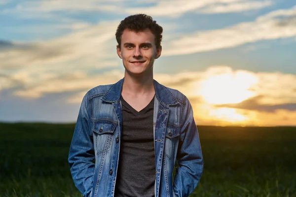 Подросток на пшеничном поле — стоковое фото