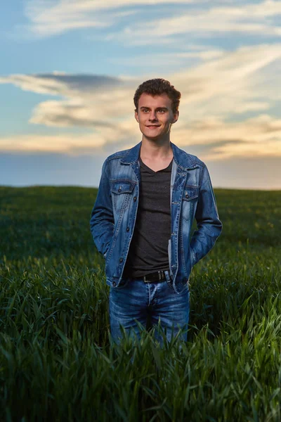Teenager v pšeničné pole — Stock fotografie