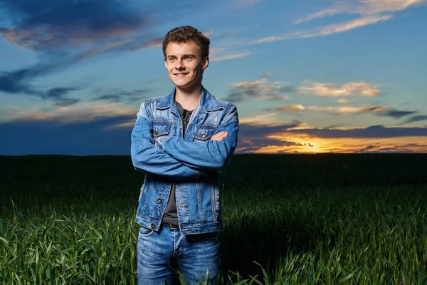 Adolescente che incrocia le braccia sul seno in campo — Foto Stock