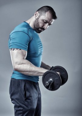 Pazı egzersiz yapıyor fitness eğitmeni