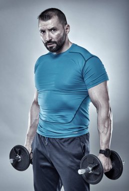 Fitness Eğitmeni dumbbells ile