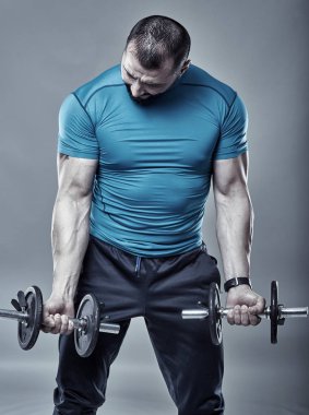 Pazı egzersiz yapıyor fitness eğitmeni