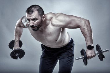 Omuz egzersiz yapıyor fitness eğitmeni