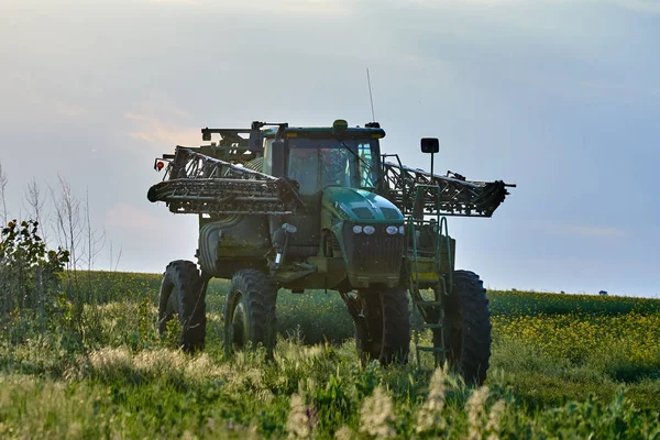 Tractor with enormous ground clearance in a field — Stock Photo, Image