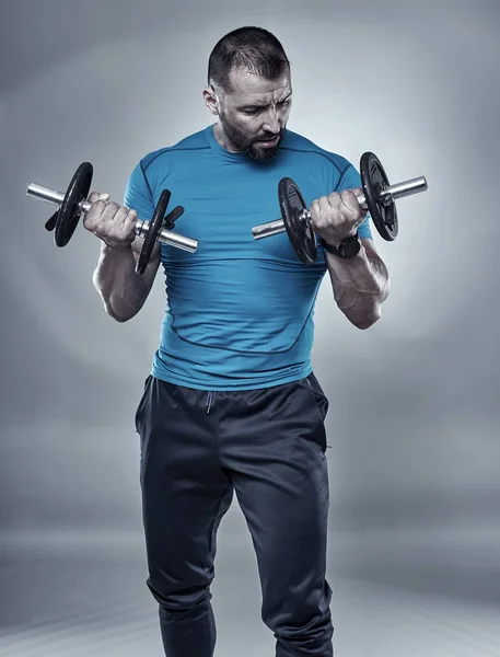 Treinador de fitness fazendo treino de bíceps — Fotografia de Stock