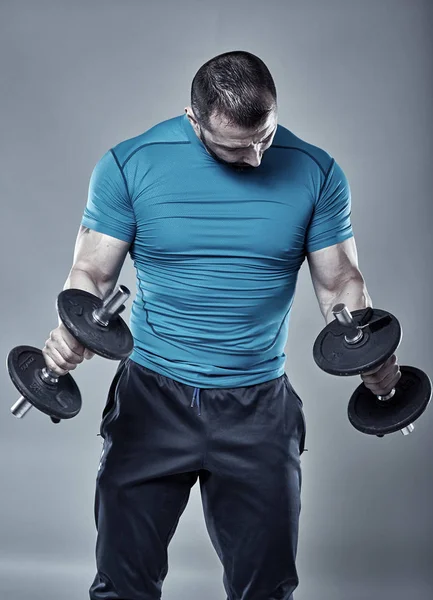 Entrenador de fitness haciendo ejercicio de bíceps —  Fotos de Stock