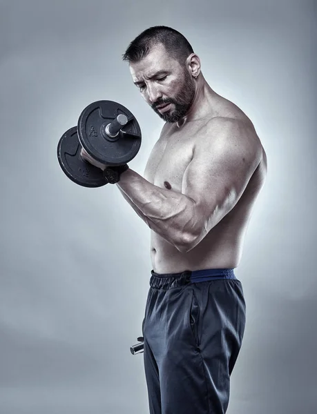 Entrenador de fitness haciendo ejercicio de bíceps — Foto de Stock