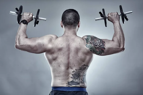 Entraîneur de remise en forme faisant entraînement épaule — Photo