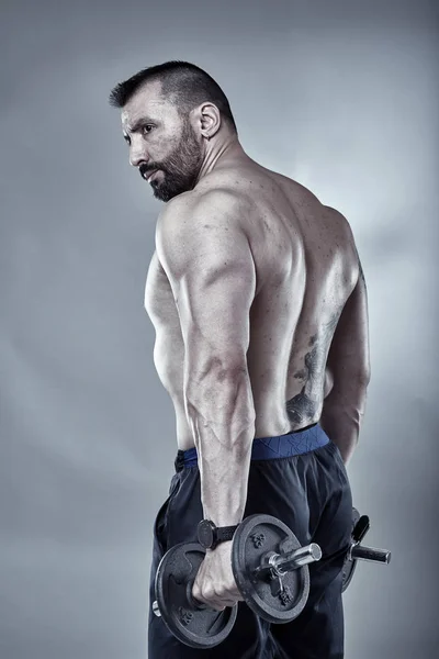Fitnesstrainer triceps training — Stockfoto
