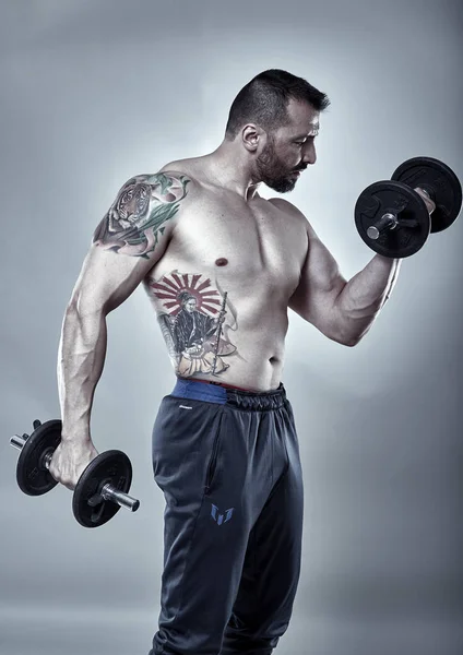 Fitnesstrainer biceps training — Stockfoto