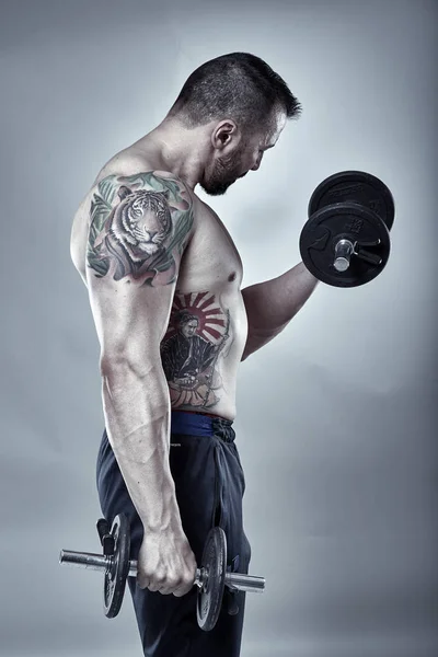Fitnesstrainer biceps training — Stockfoto
