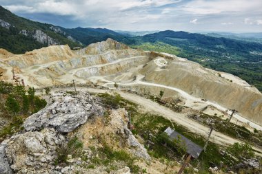 Dağlarda taş ocağı