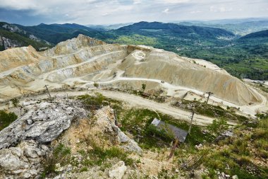 Dağlarda taş ocağı