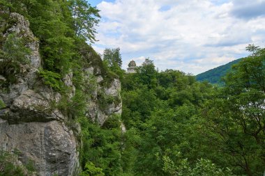 ormandaki Ortodoks Kilisesi 