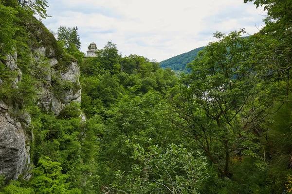 Église orthodoxe dans la forêt — Photo