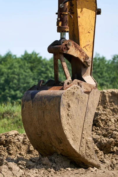 Escavadeira no local de escavação — Fotografia de Stock