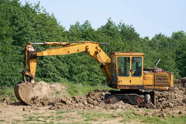 Escavatore nel sito di scavo — Foto Stock