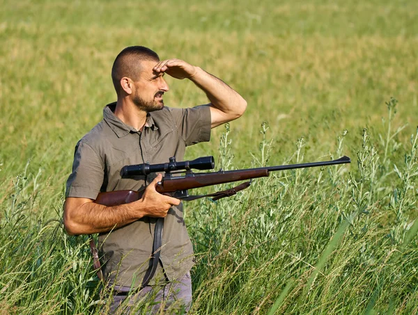 Wildlife gamekeeper with rifle — Stock Photo, Image