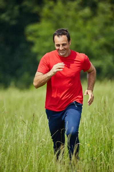 Homme courant sur la piste — Photo